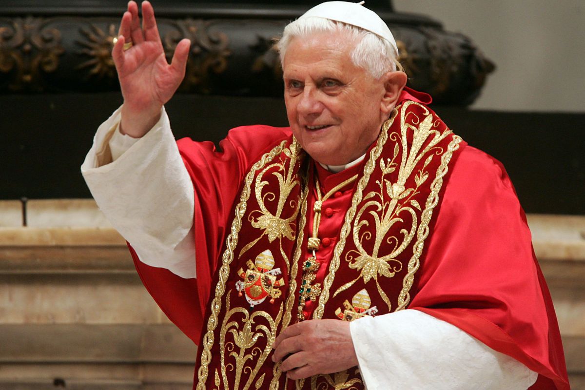 Il caso Becciu riapre l’enigma Benedetto XVI