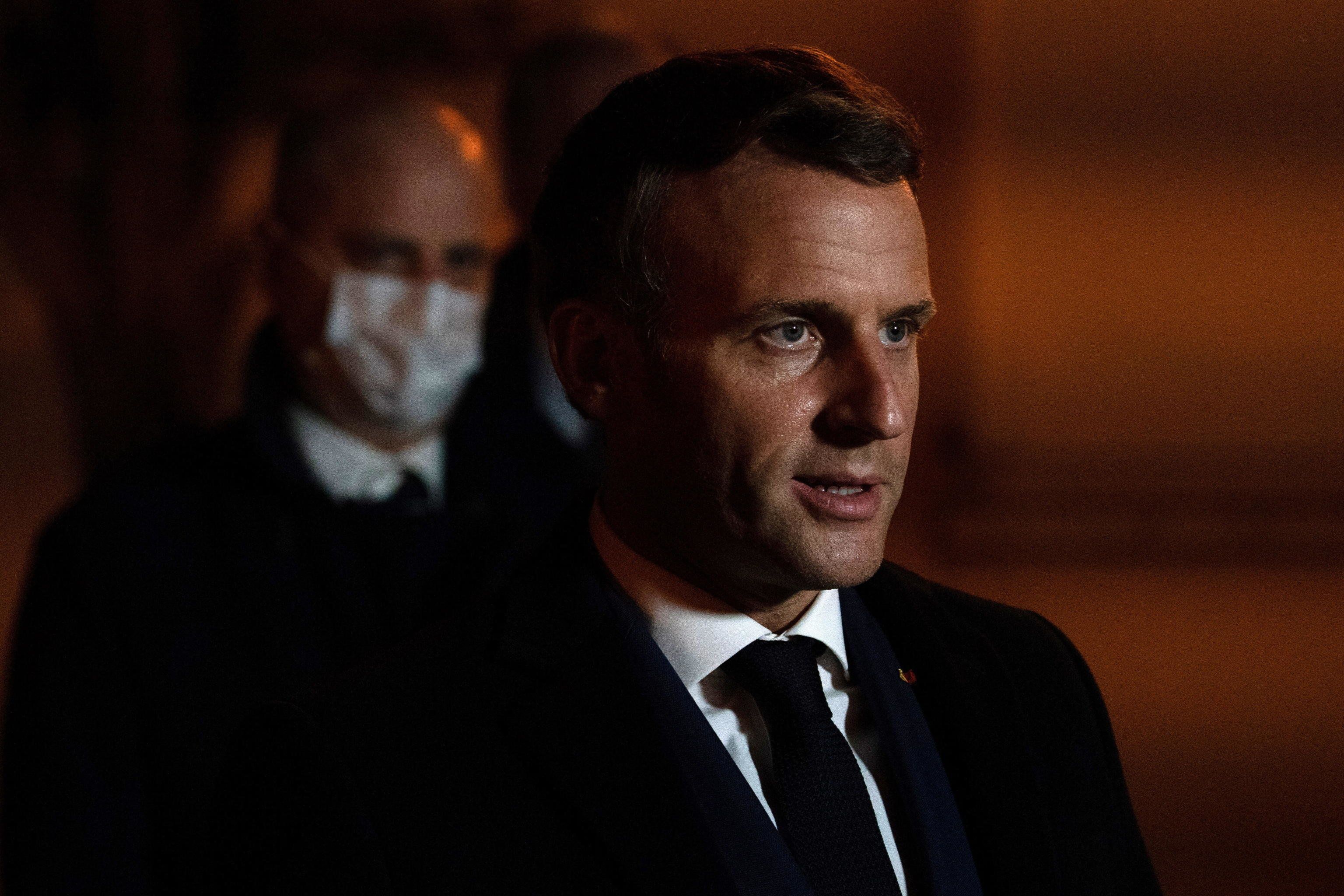 Mostra in classe vignette sull’Islam. Prof sgozzato in strada dal terrorista