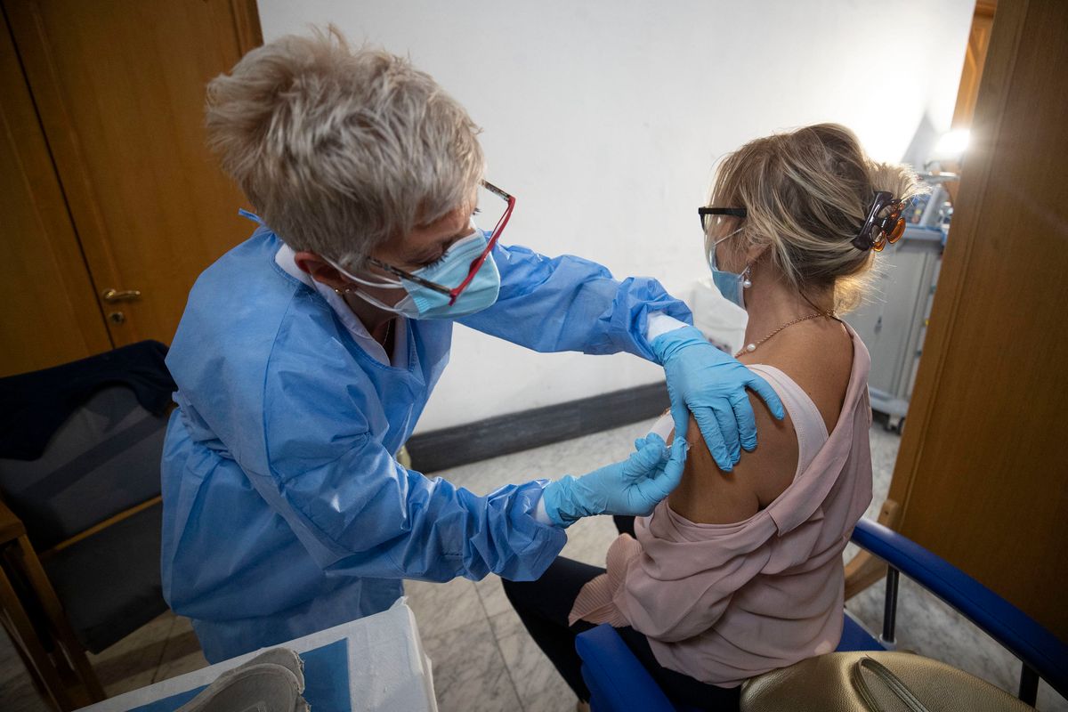 L’Ema stoppa Conte: «Vaccino solo nel 2021»