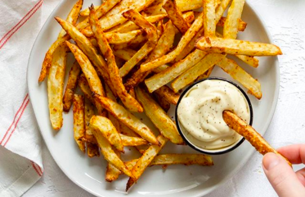 These Low-Fat, Spicy Fries Are My FAVORITE Crunchy Snack — I Make Them In The Air Fryer In 15 Minutes