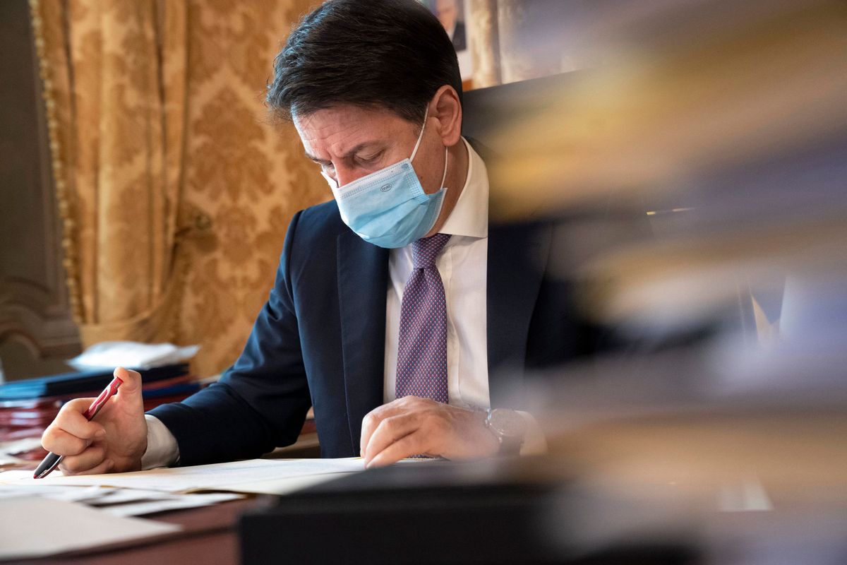 Conte è alle corde e teme le piazze: stop ai licenziamenti fino a marzo
