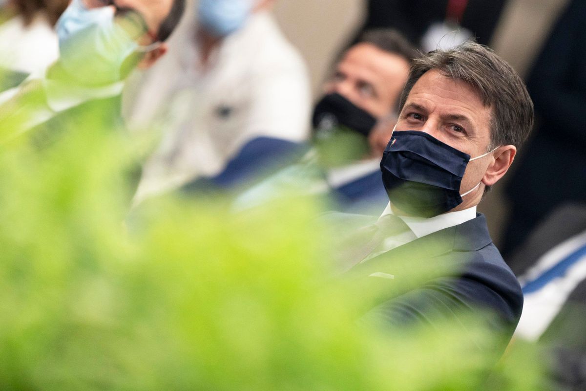 Conte illude ancora sui vaccini. Ormai è un pericolo nazionale