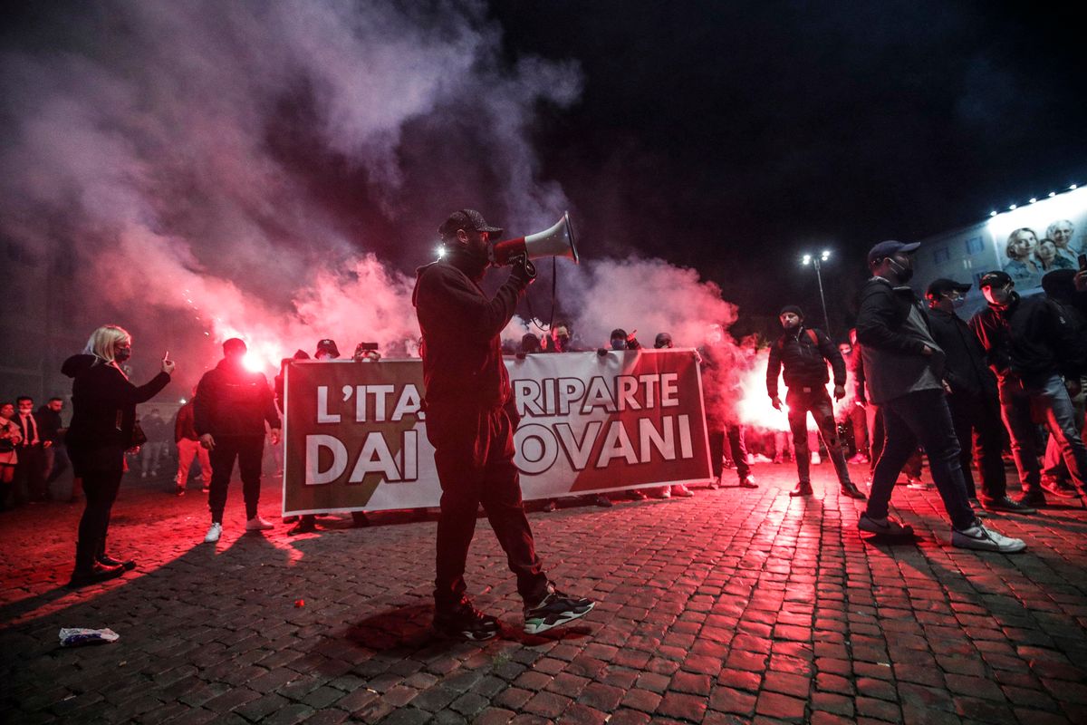 Ancora scontri violenti nelle piazze. La maggioranza si sfrega le mani