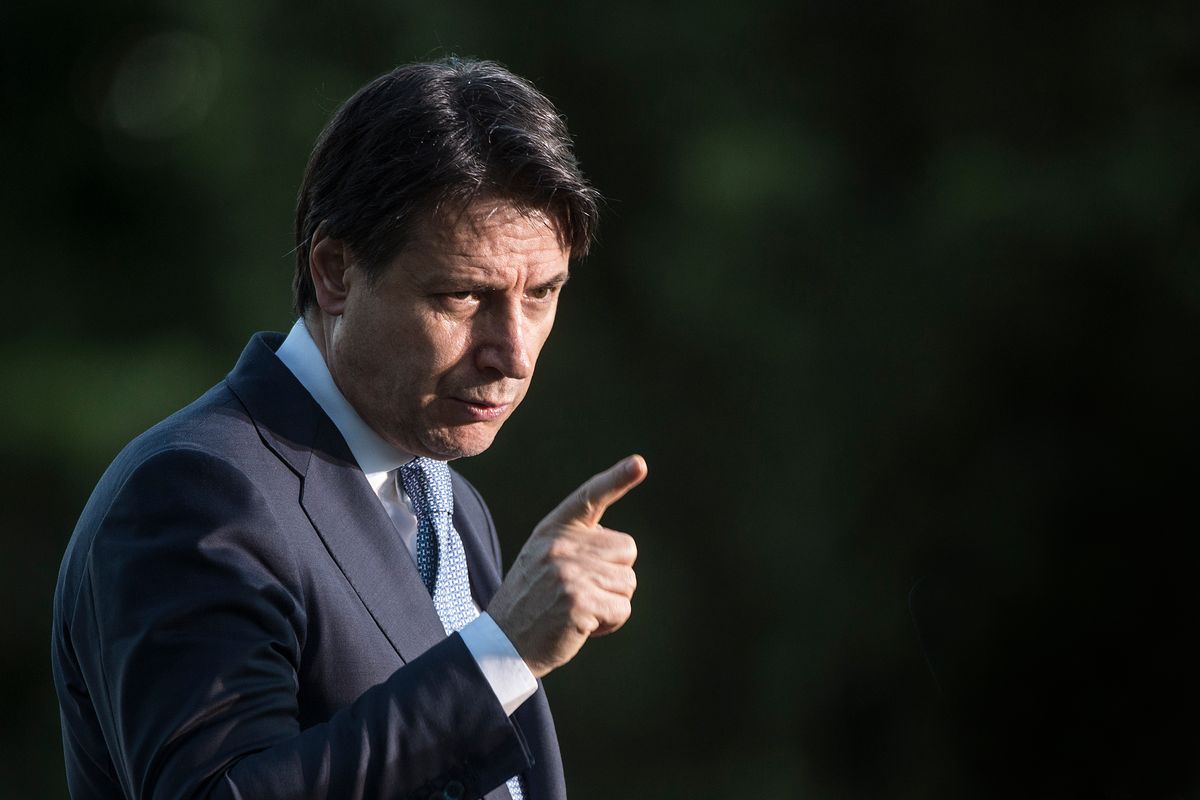 Sull’Italia a zone governo nel pallone. Coprifuoco alle 22 e limiti alla mobilità