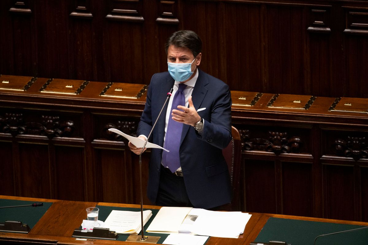 Conte fermo al semaforo, il governo è in pieno caos