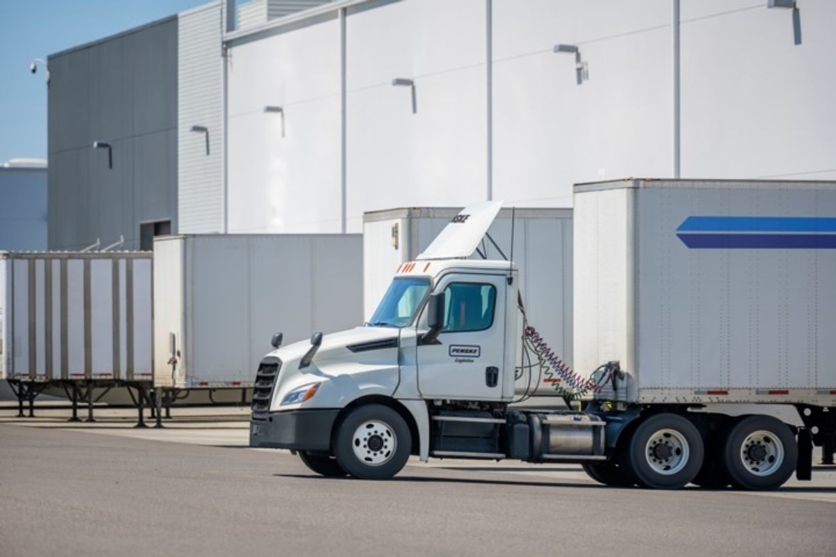 Penske logistics truck