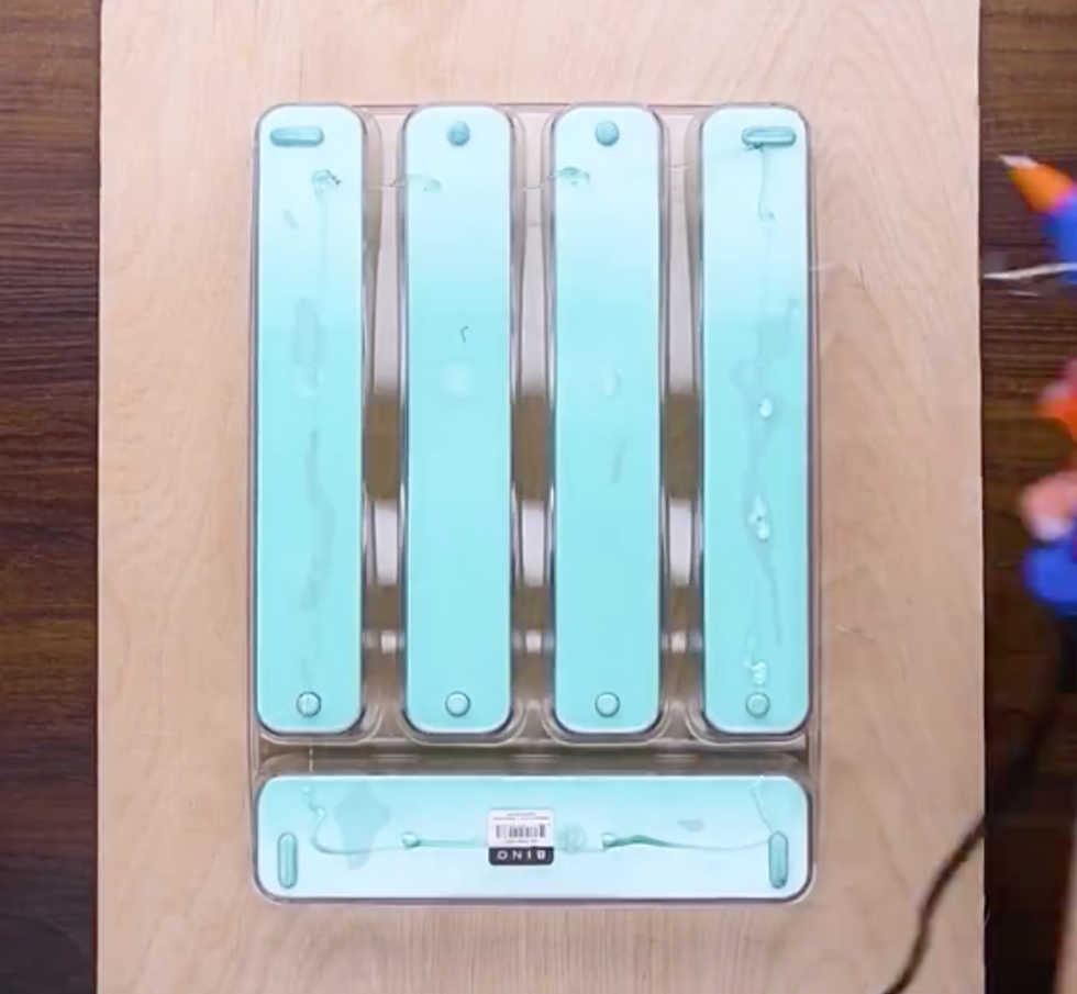 The drawer organizer glued on plywood