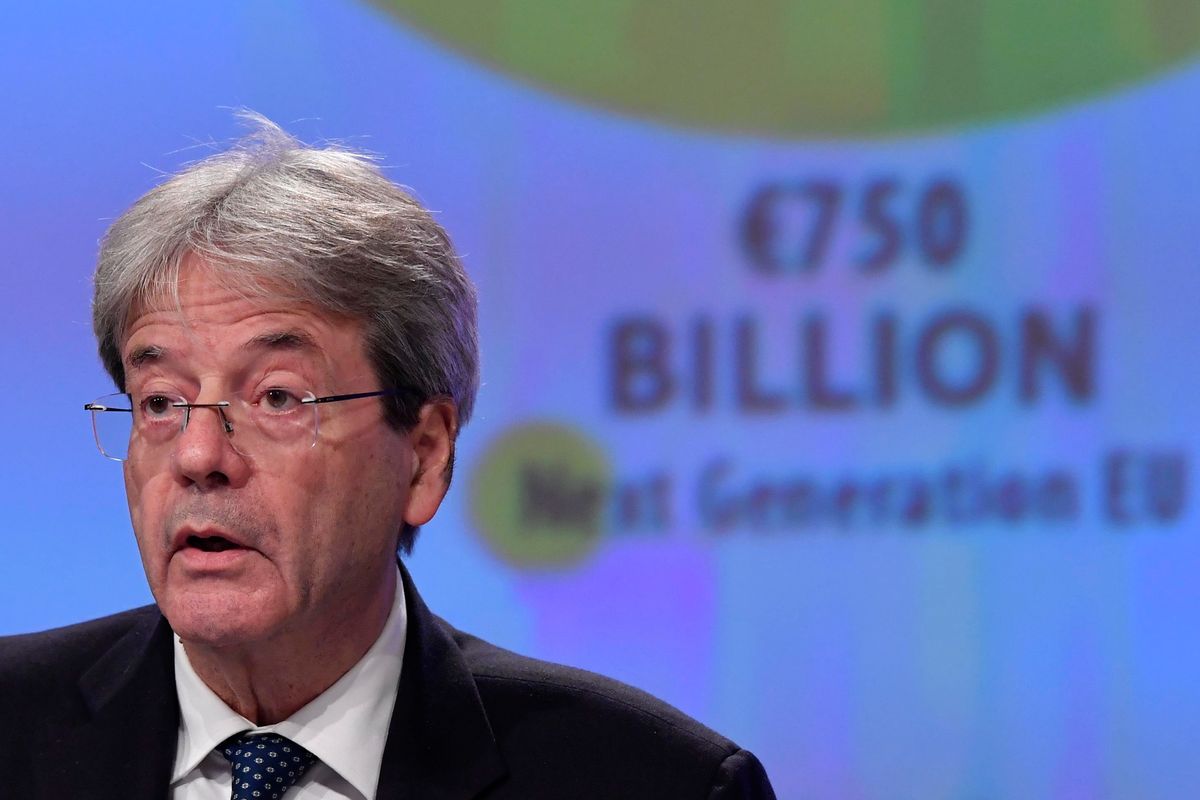 M’abbraccio da solo, dice Gentiloni nell’estasi della sinistra italiana