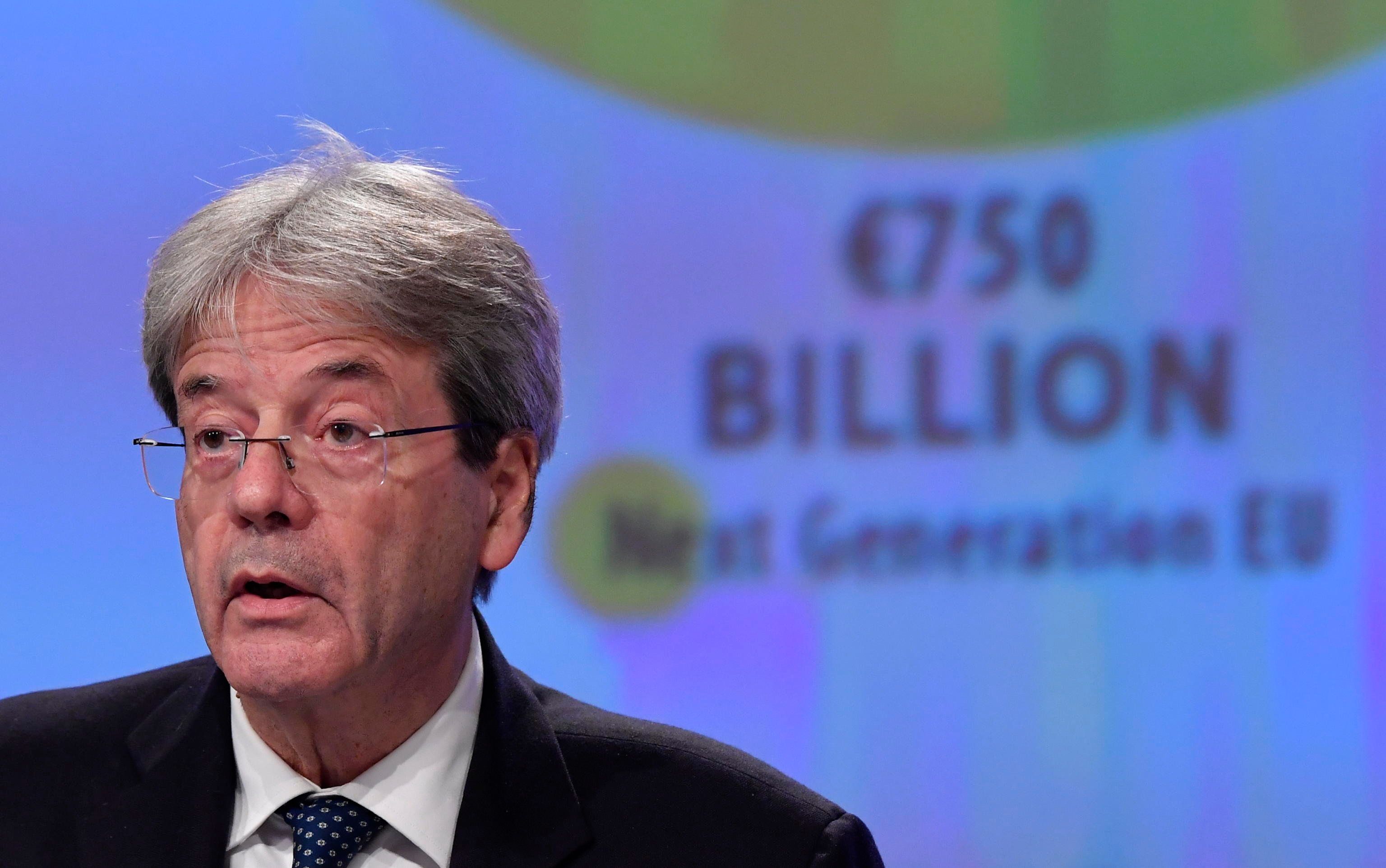M’abbraccio da solo, dice Gentiloni nell’estasi della sinistra italiana