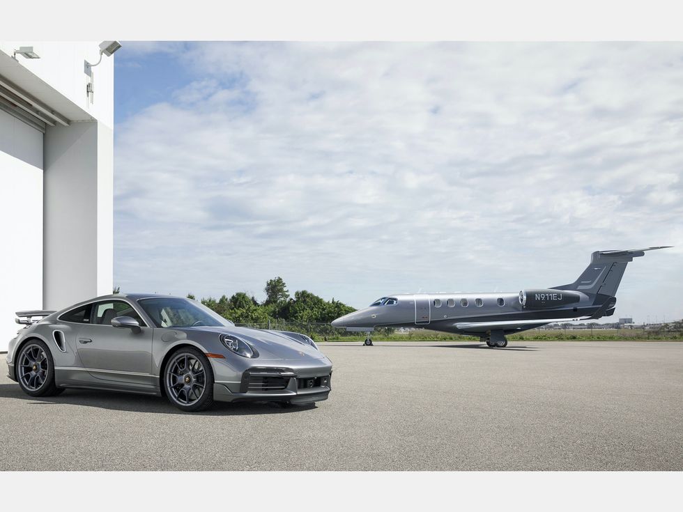Porsche 911 Embraer Phenom 300E