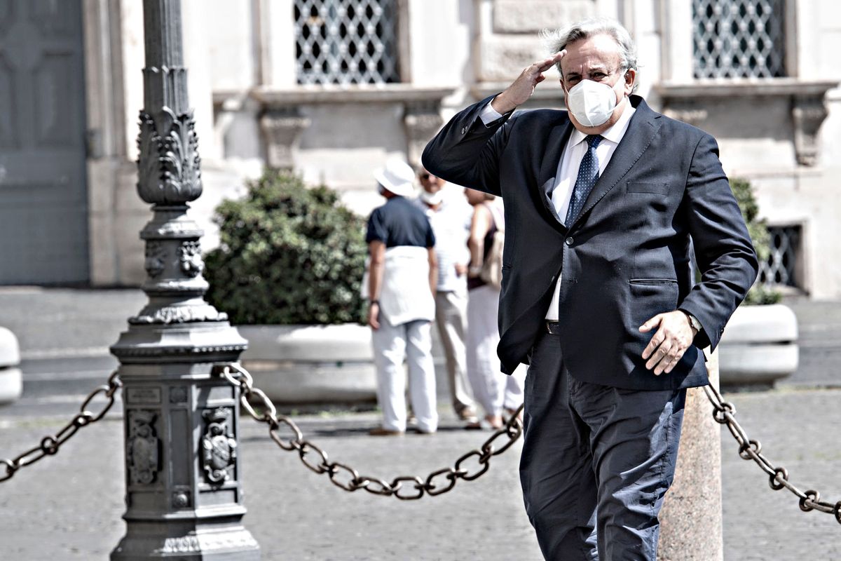 L’ex pm Emiliano capeggia la rivolta per imporre la didattica a distanza