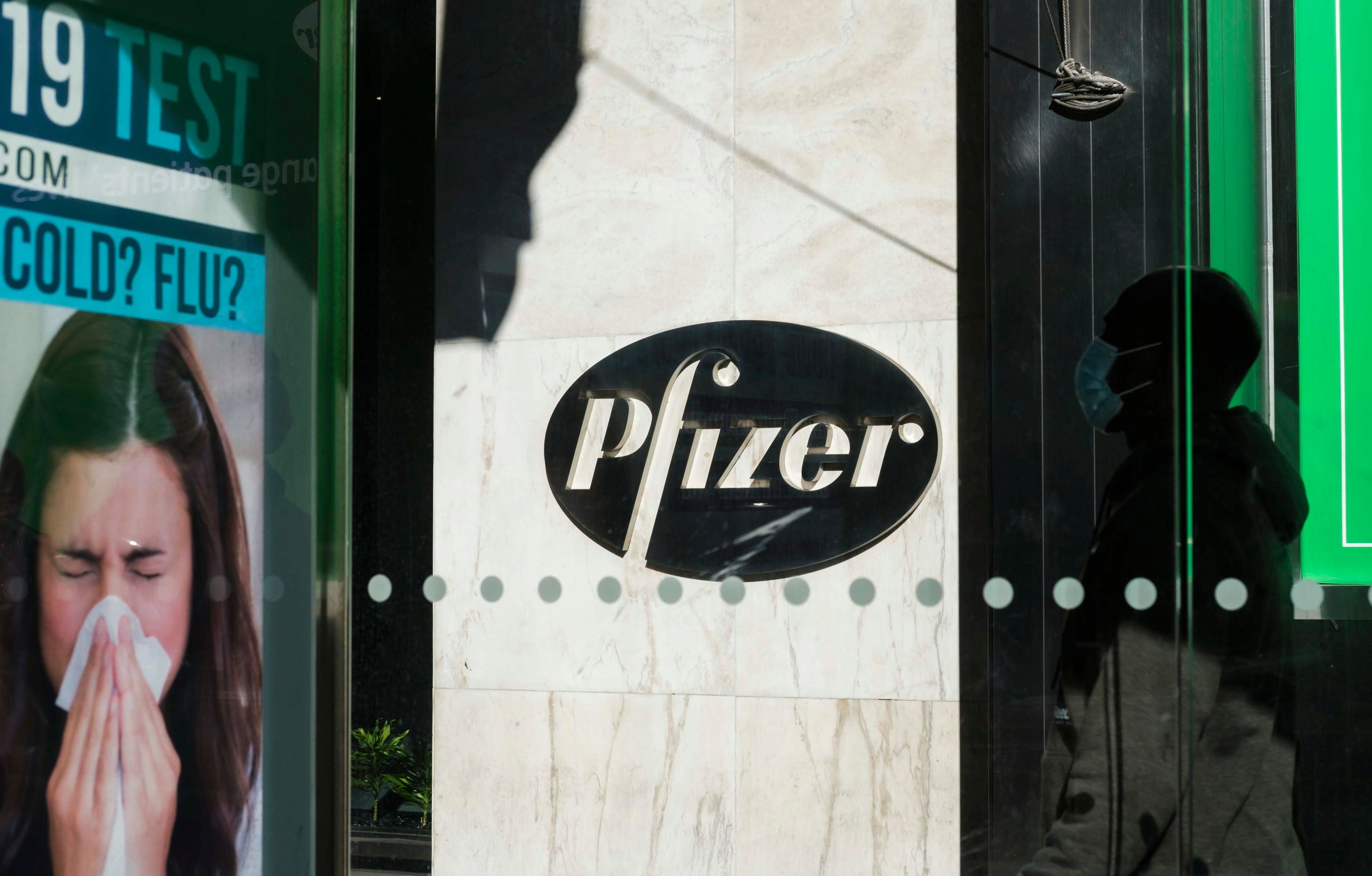 Dono di benvenuto di Pfizer a Biden: «Ecco il vaccino, è efficace al 90%»