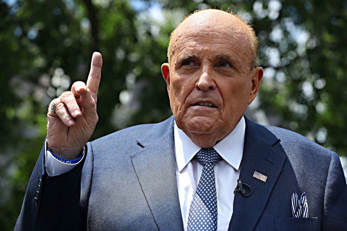 Schede retrodatate e defunti che votano. Giuliani annuncia «prove scioccanti»