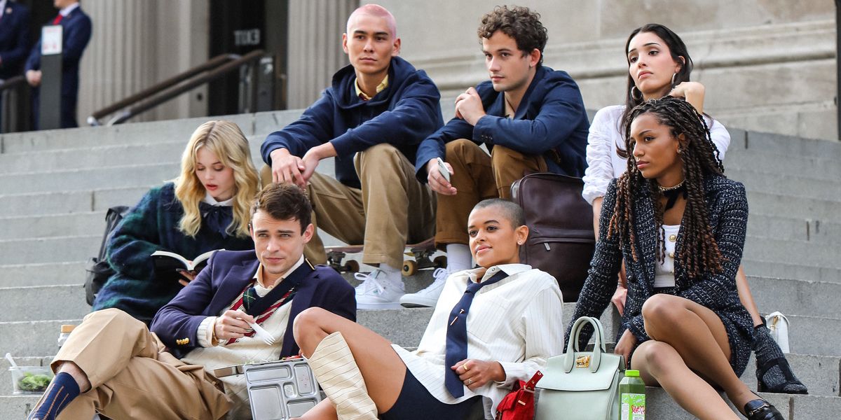 A Closer Look At The Fashion In The New Gossip Girl Reboot Paper