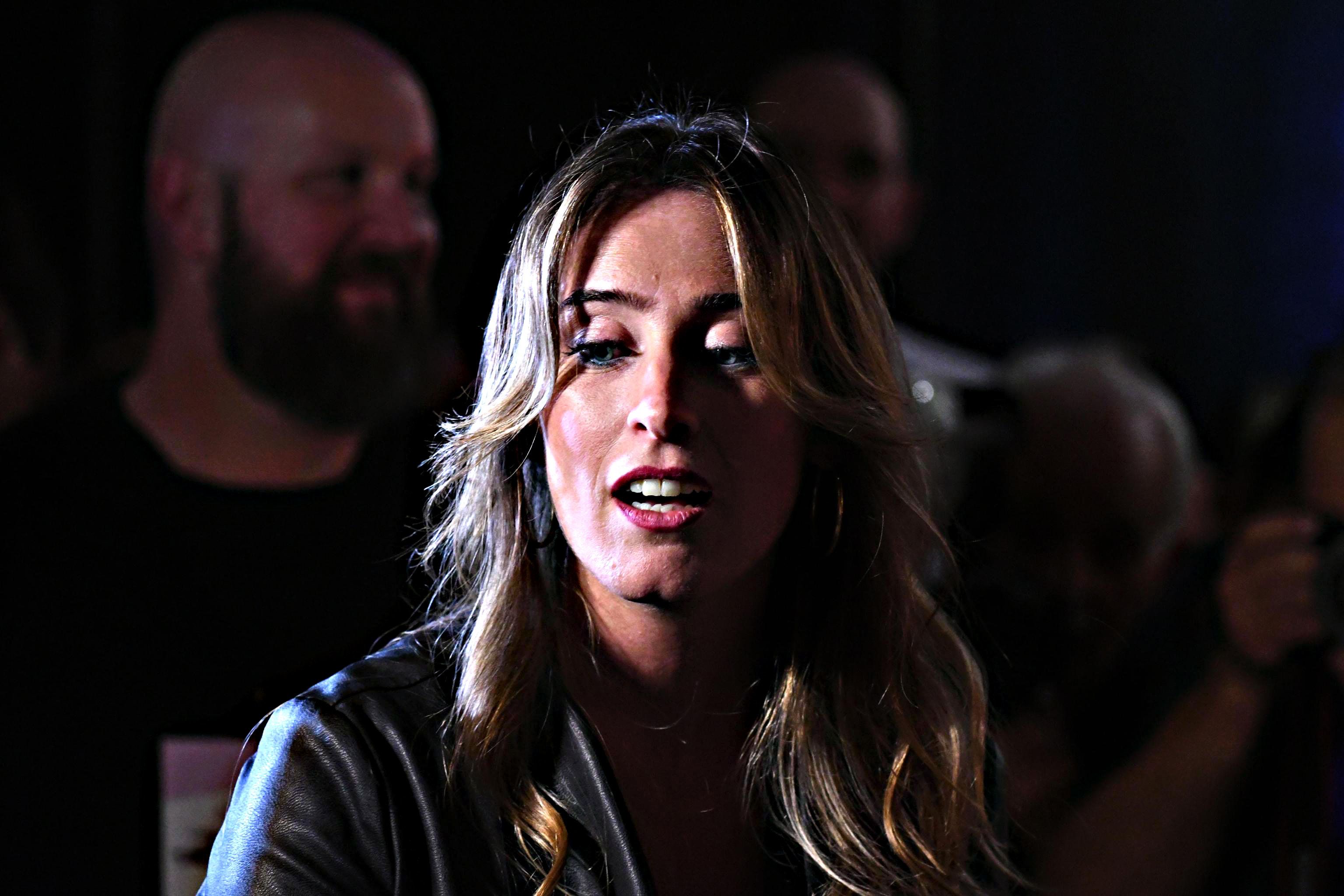 «Renzi dice che la Boschi è una donna, quindi è tr...»