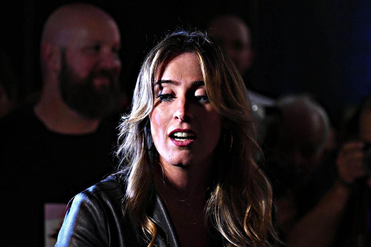 «Renzi dice che la Boschi
è una donna, quindi è tr...»