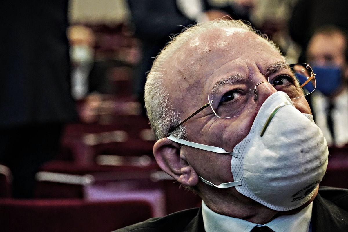 De Luca sbrocca e spara sul governo incassando pure gli applausi di Zinga