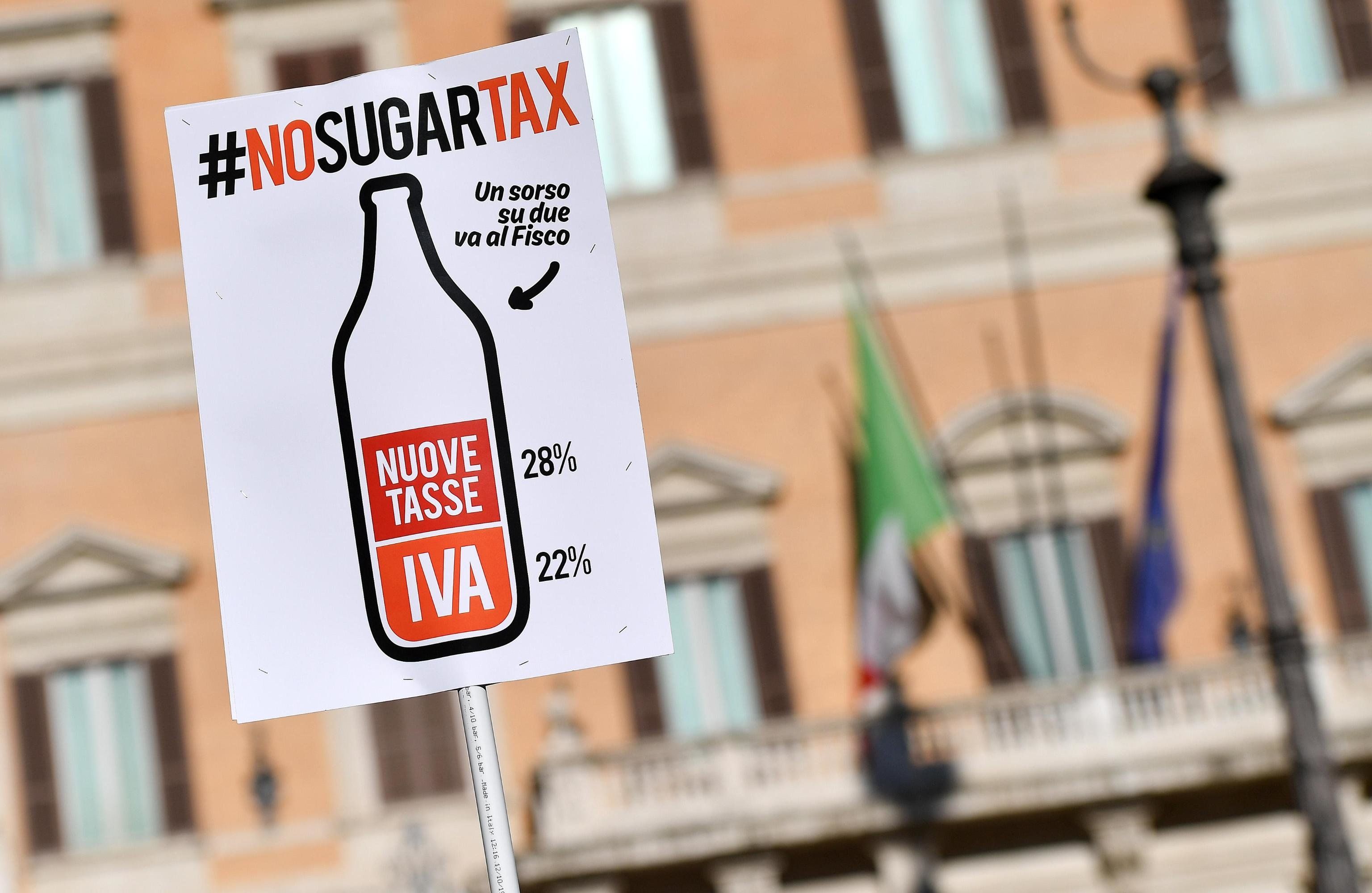 Stangata su fumo, plastica e dolci