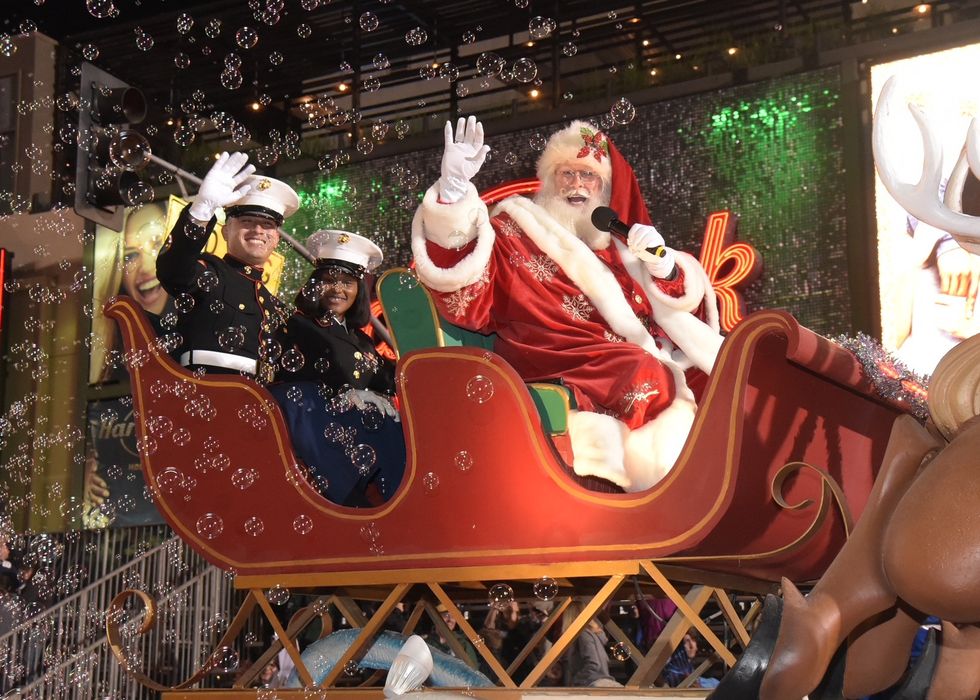 Hollywood Christmas Parade 2022 Performers Grandma Got Run Over By A Reindeer - Watch Magazine