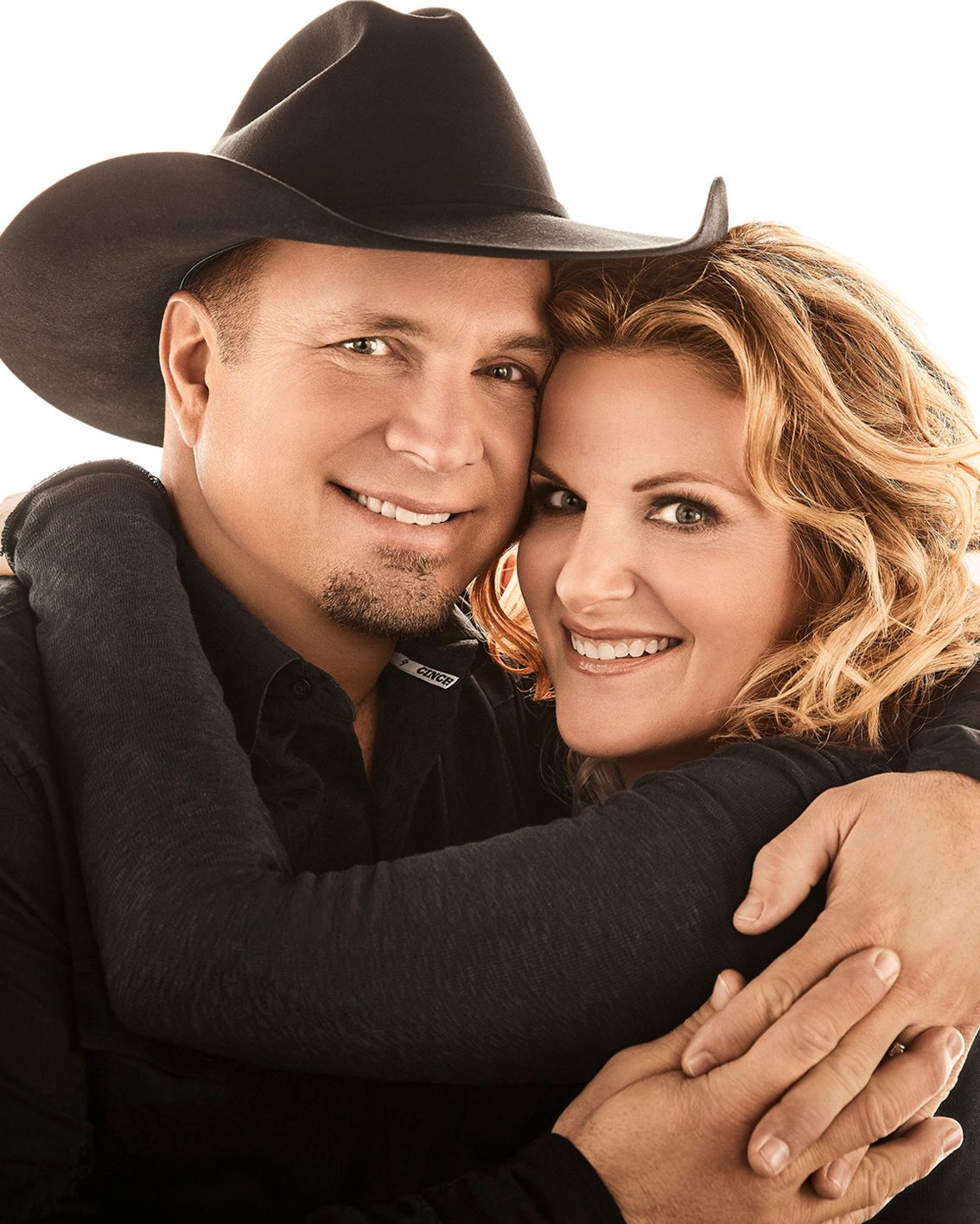 Garth Brooks and Trisha Yearwood embracing