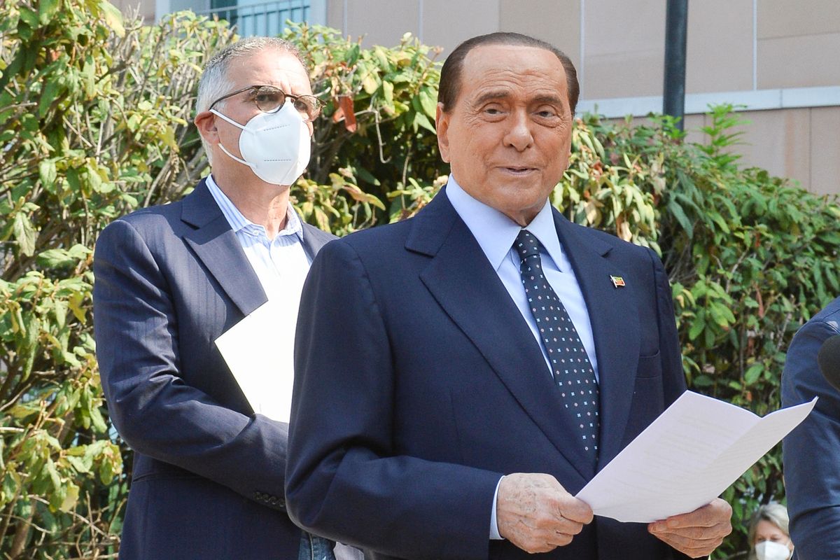 In sella al Mes
il Cavaliere nero per Pd e M5s si colora di rosso
