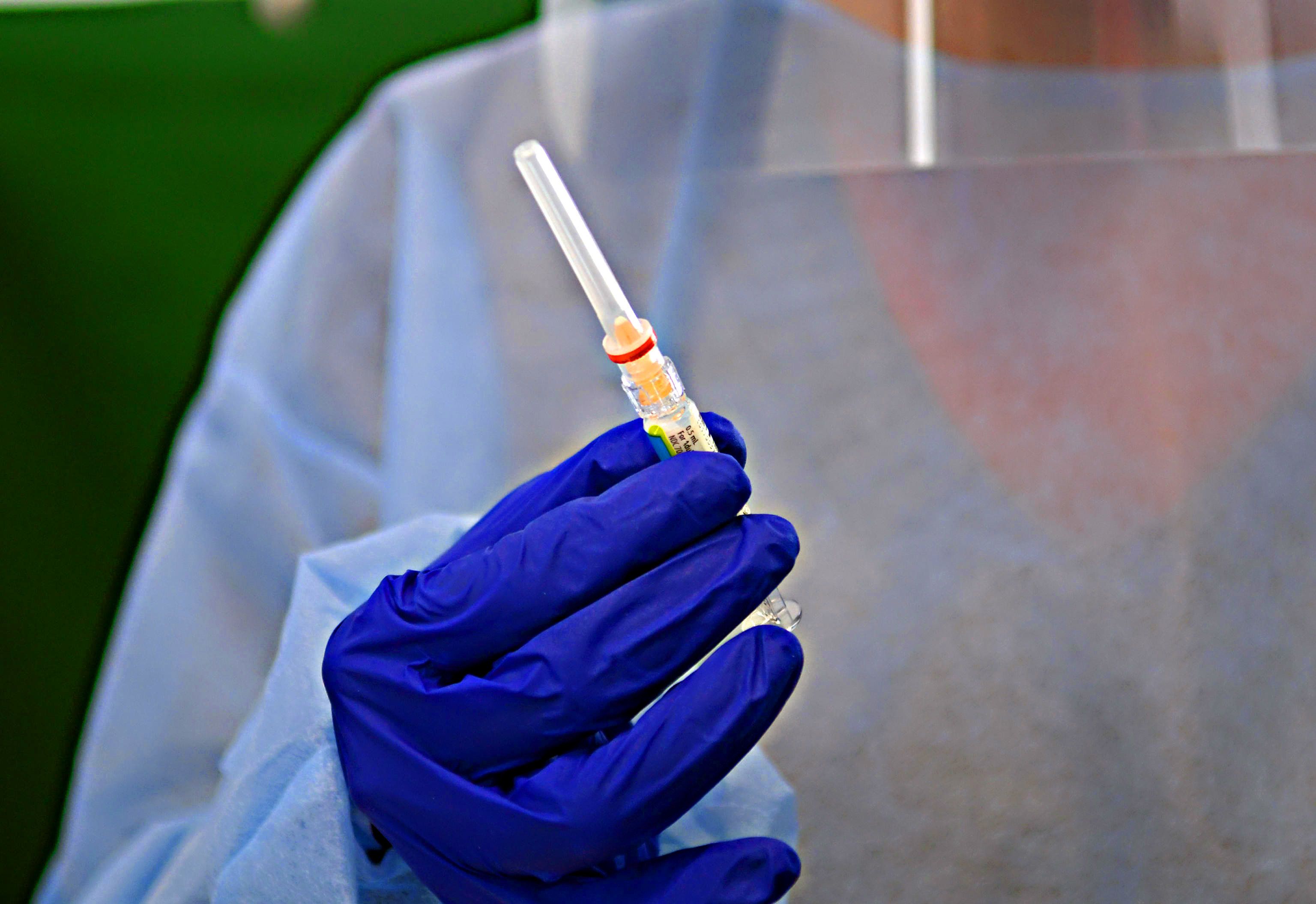Il piano vaccini: ritardi sulle siringhe e il solito scaricabarile sulle Regioni