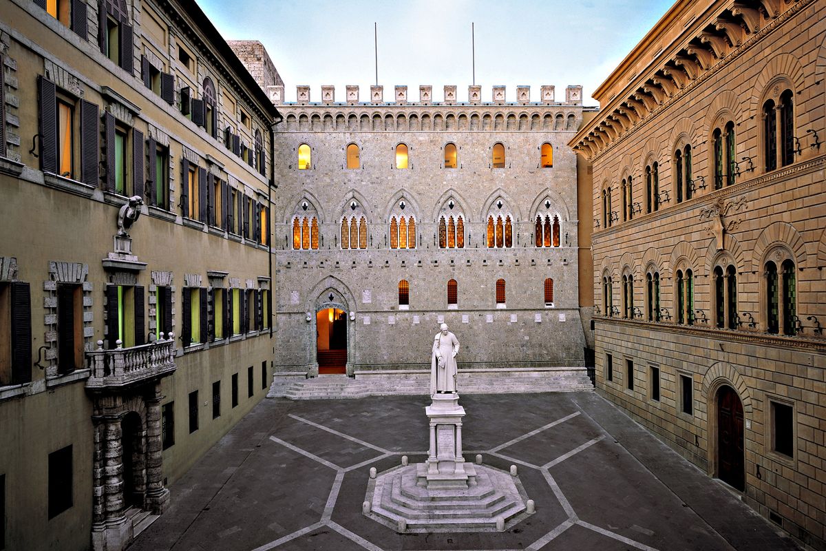 I fondi accendono le beghe politiche. Obiettivo: far soldi dalle cause a Mps