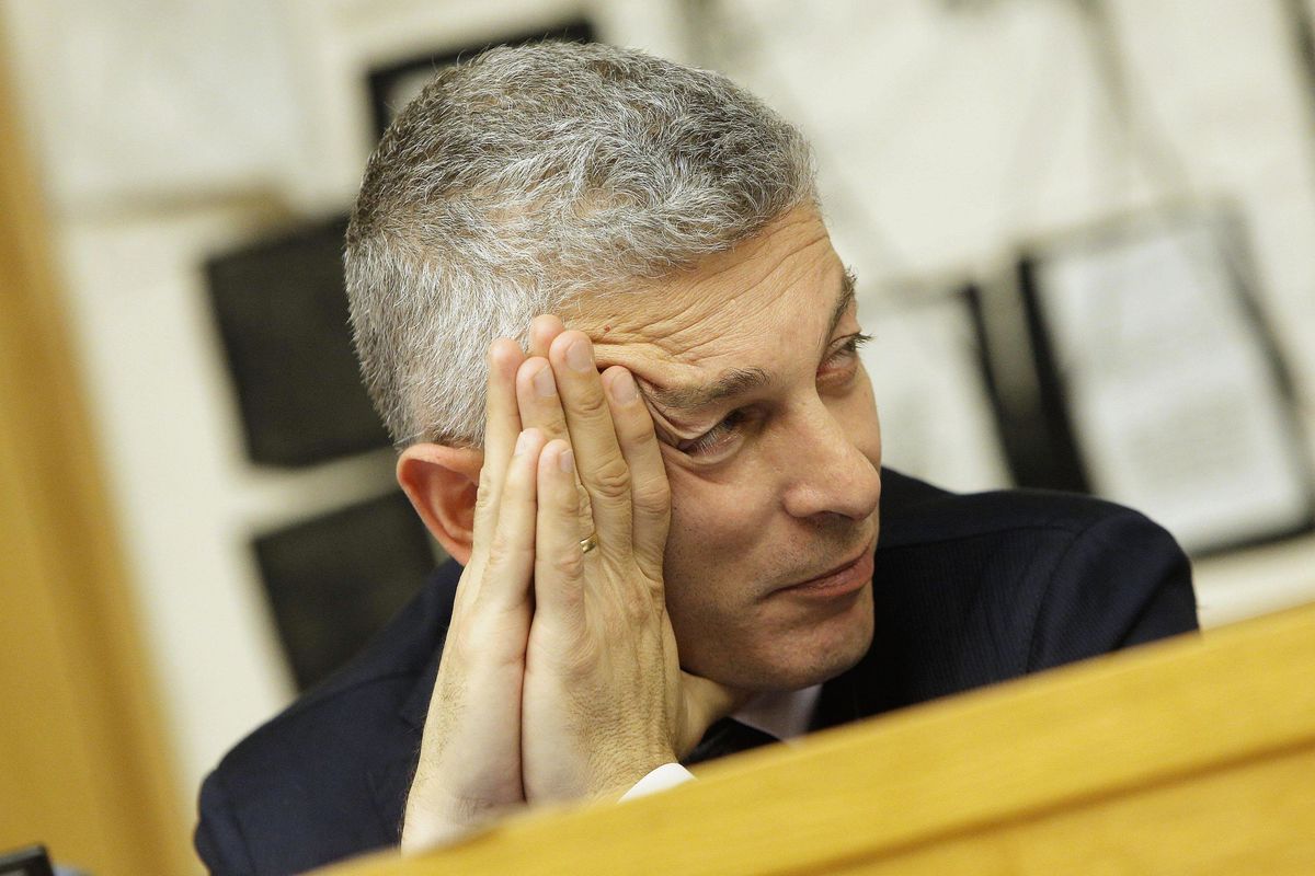 Morra assediato: «Non mi dimetto». E il centrodestra lascia l’Antimafia