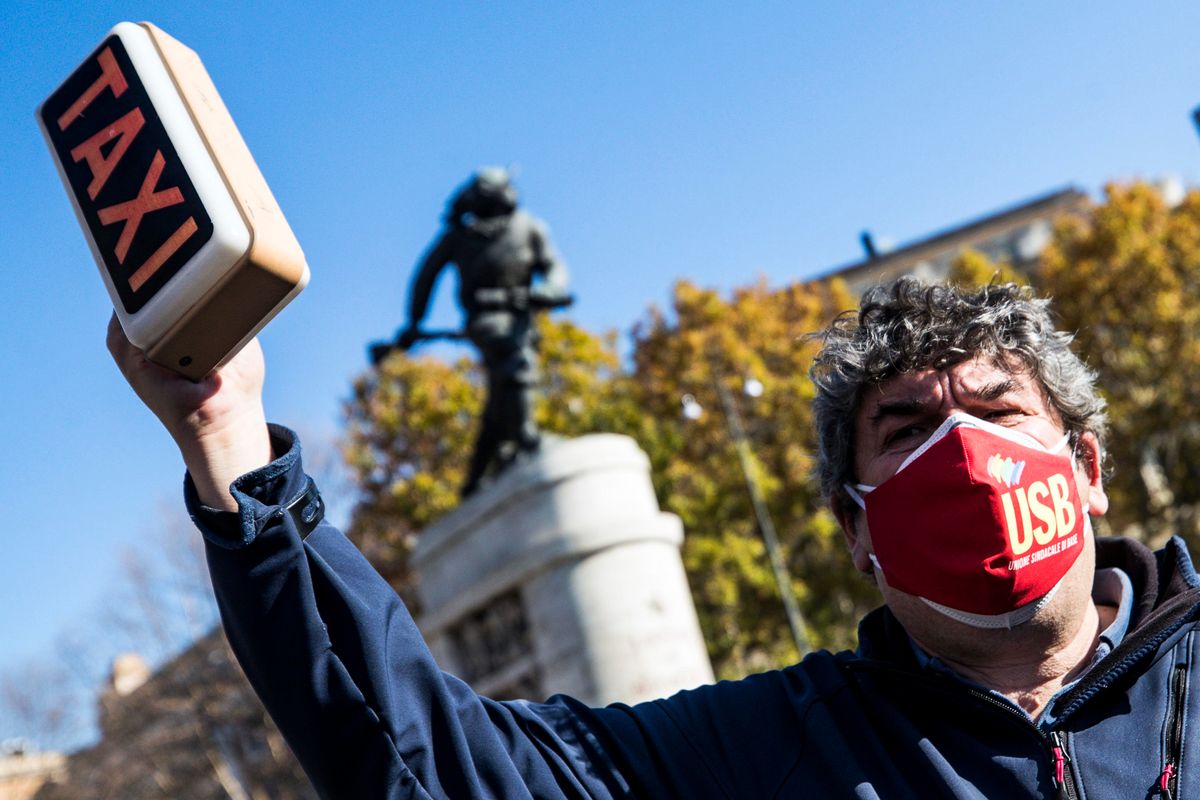 La rabbia dei tassisti sul lastrico: «Non abbiamo soldi per la benzina»