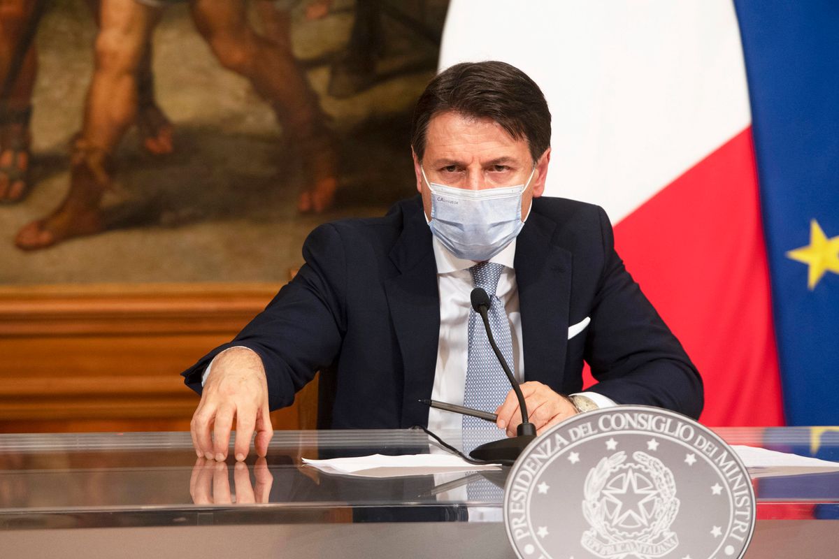 Conte nasconde i numeri delle zone rosse e gialle e gioca alle tre tavolette con i soldi del «Ristori»