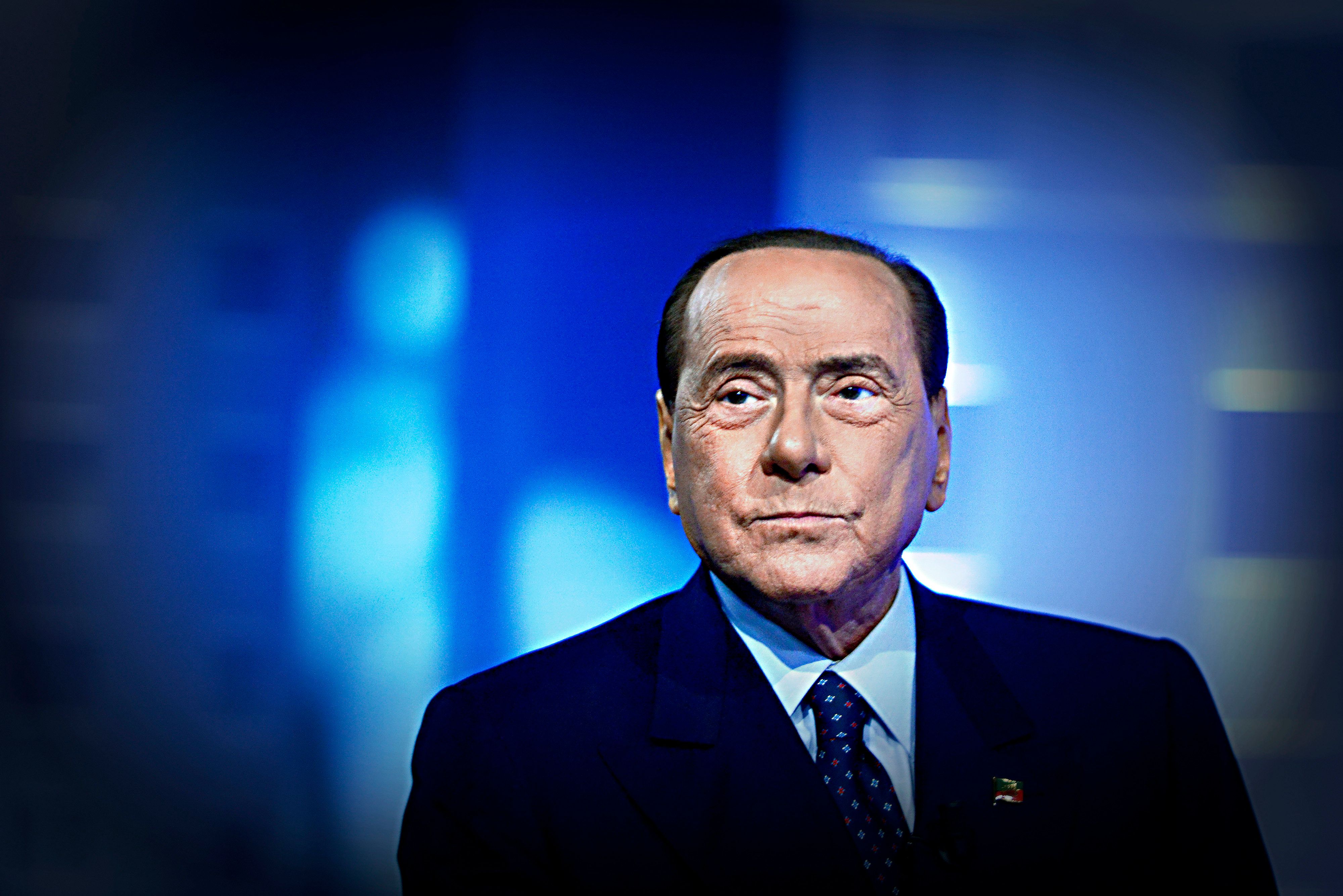 Il Cavaliere convince Fdi e la Lega: il nuovo deficit passa all’unanimità