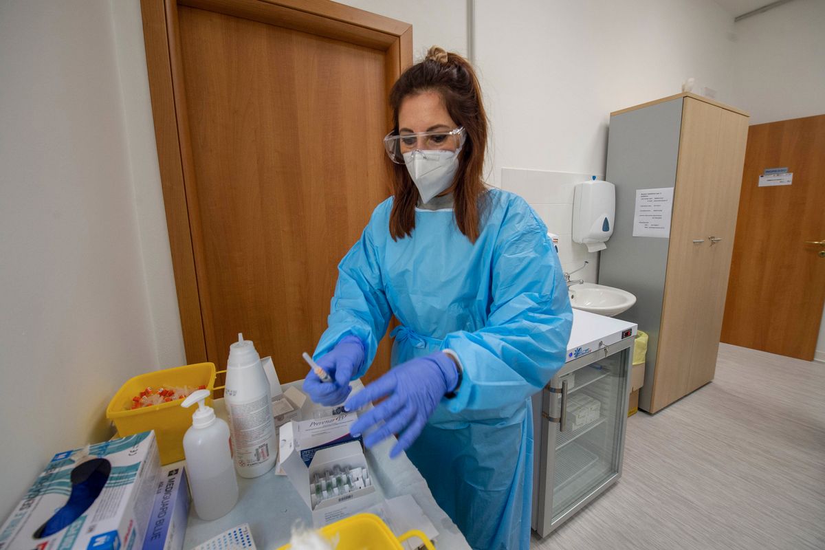 Sono in ritardo
sui vaccini, quindi ripartono gli apocalittici