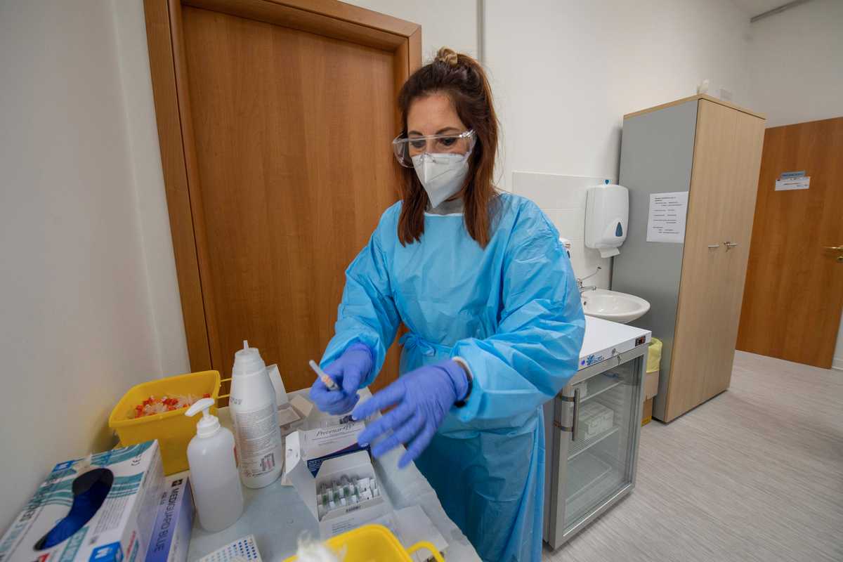 Sono in ritardo
sui vaccini, quindi ripartono gli apocalittici