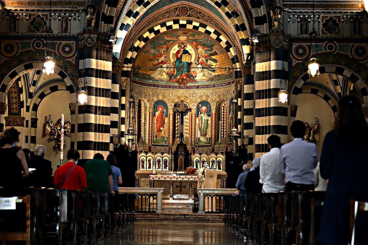 È un mondo alla rovescia: i laici difendono la fede più della Chiesa cattolica