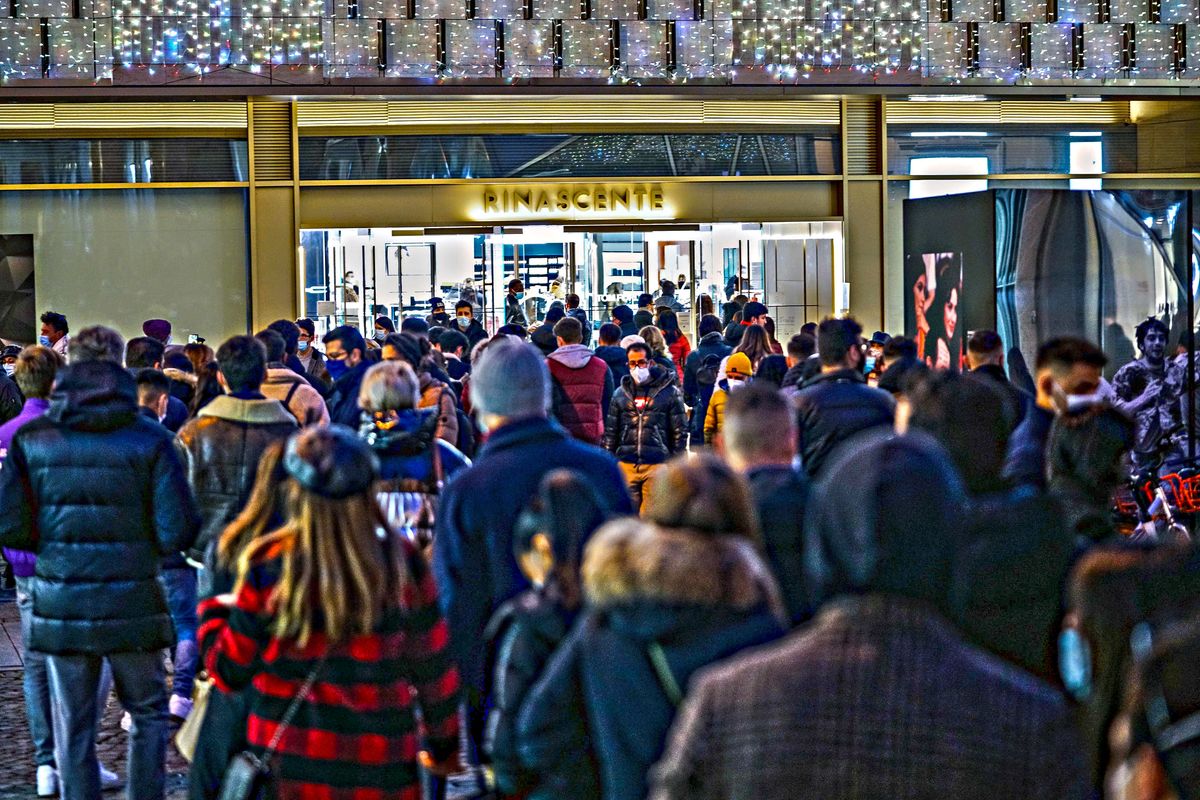 Ci ordinano di fare shopping e poi insultano chi obbedisce