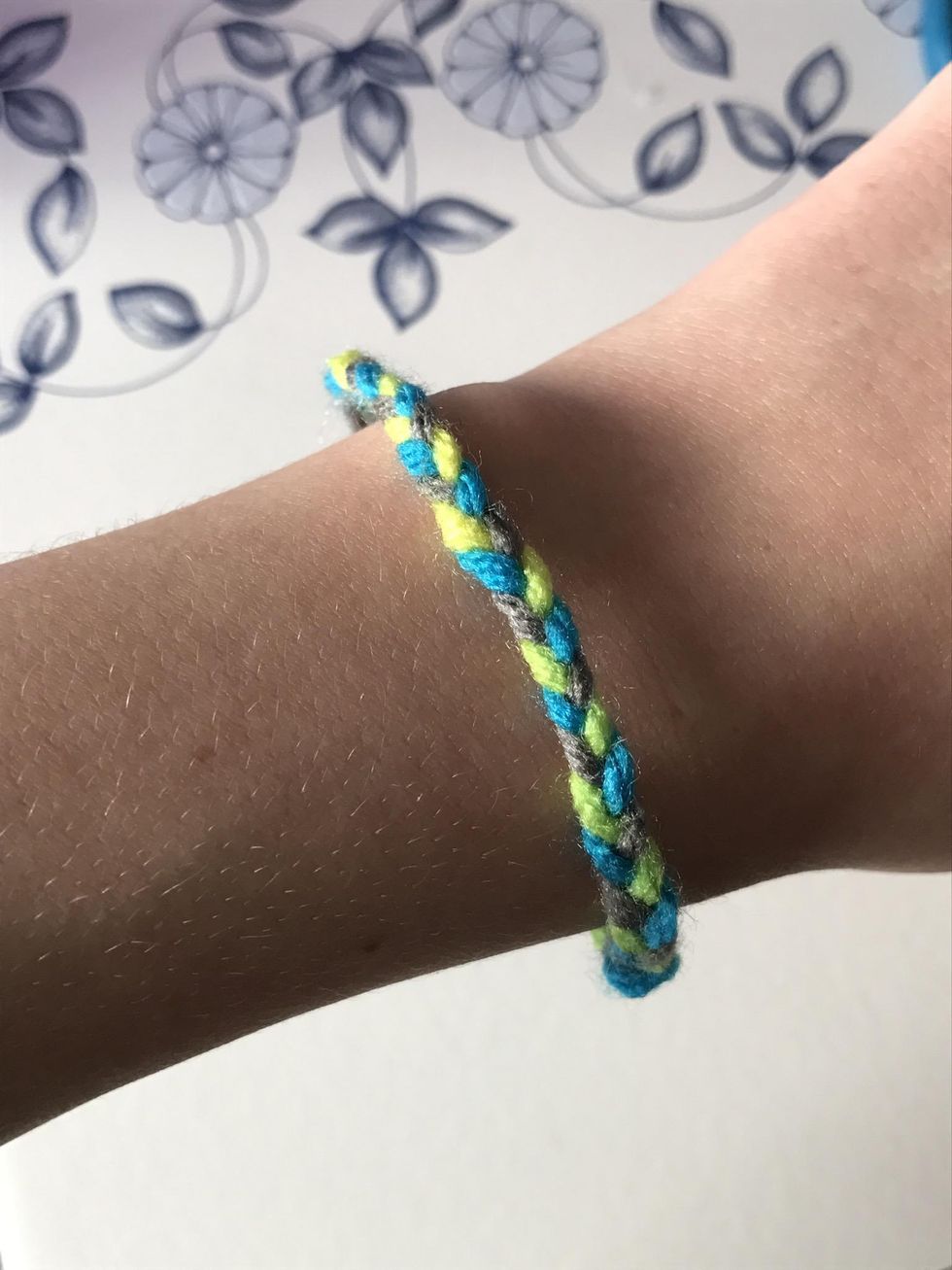 How to make a cute yarn bracelet - B+C Guides