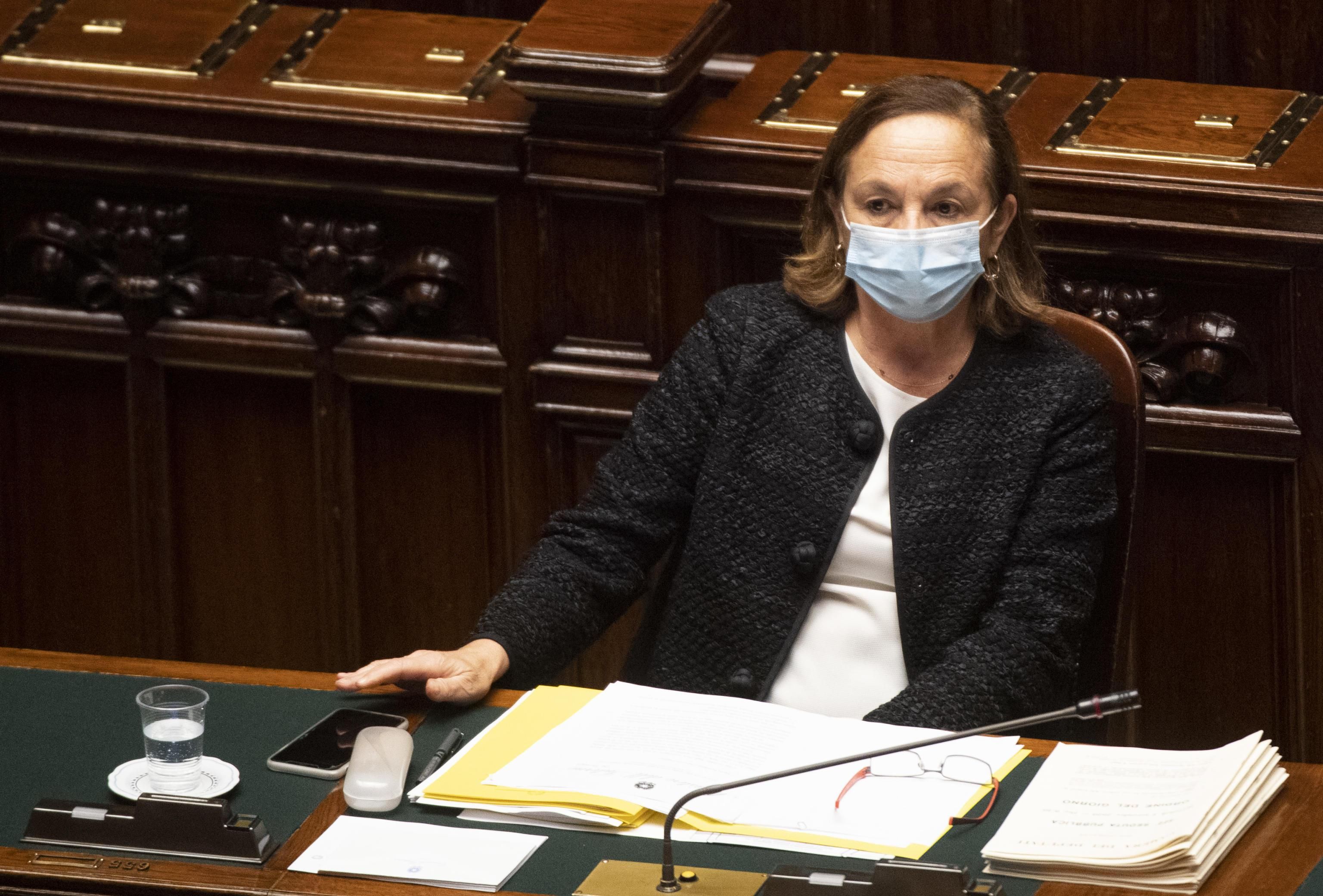 La Lamorgese militarizza il Natale. 70.000 agenti per guastare le feste