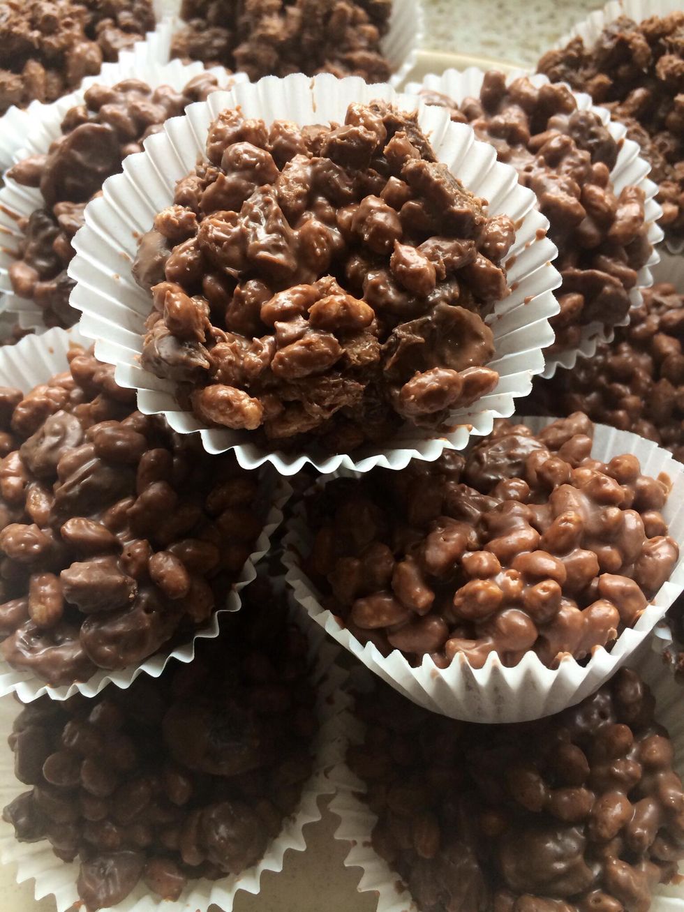 How to make chocolate rice crispy &amp; sultana no bake cakes