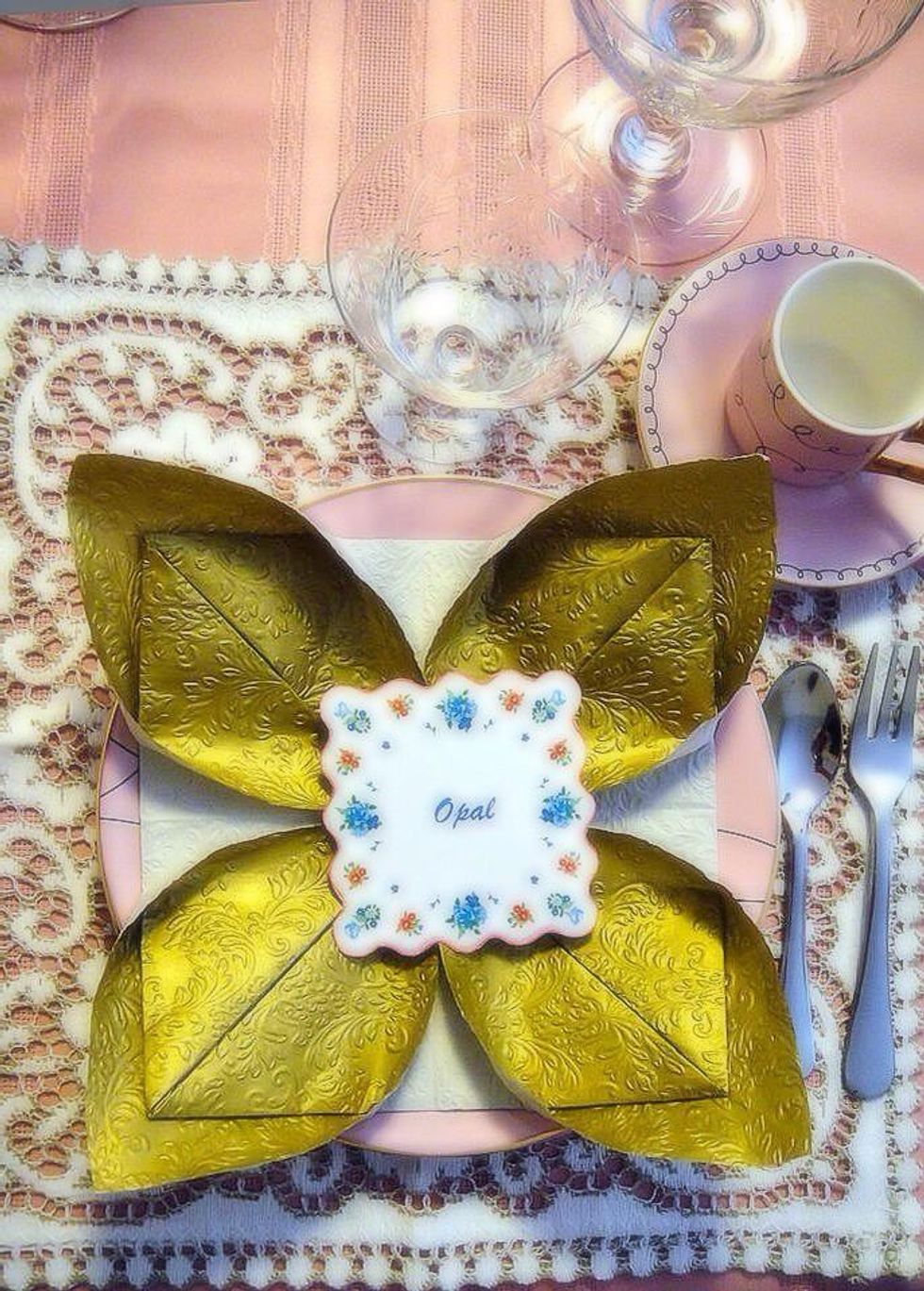 How to fold napkin in lotus shape B+C Guides