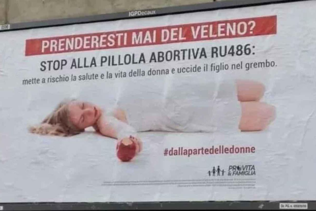 Ru486, centinaia di manifesti choc a Roma, Milano e in numerose altre città: «Prenderesti mai del veleno?»