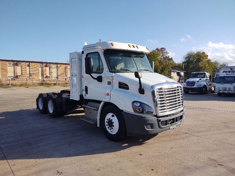 Used 2015 Freightliner Tractor Day Cab Tractor - Unit CNG139 - Penske