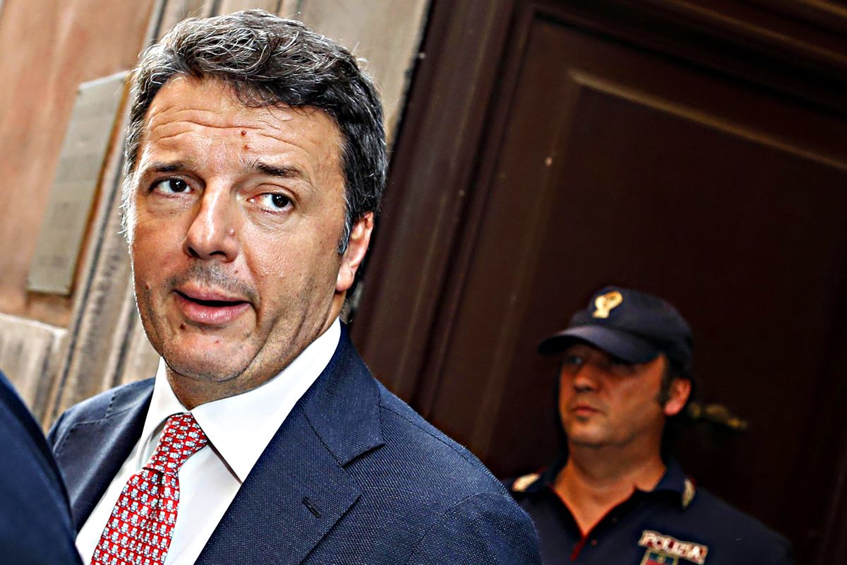 Renzi fugge dai pm e lancia una colletta