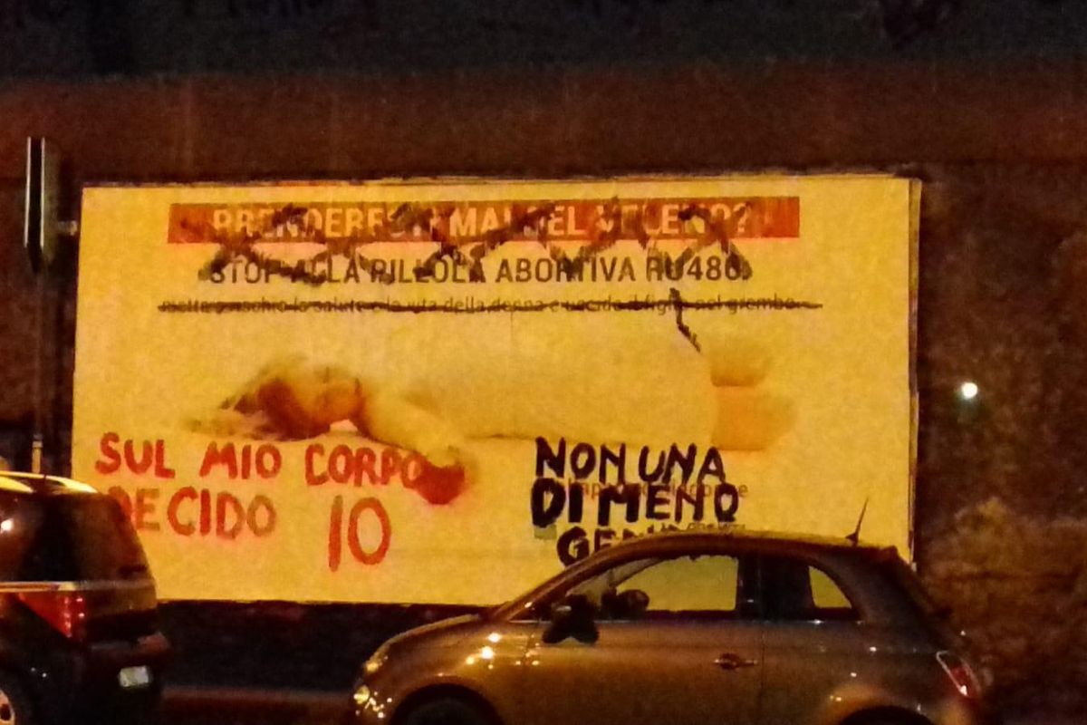 Manifesti choc abortoPro Vita & Famiglia: «Lucarelli, Parenzo, Saviano incalzano, i teppisti strappano»