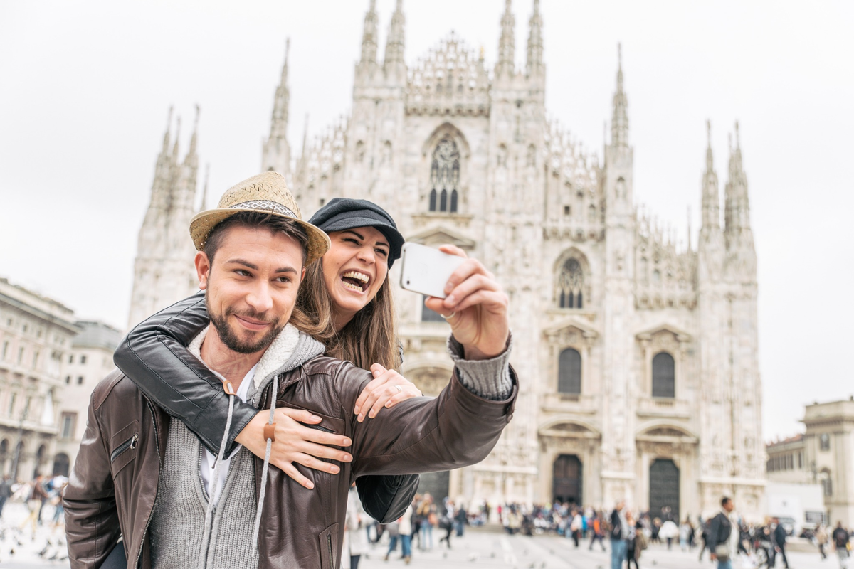 couple taking selfie in front of Milano Cathedral 