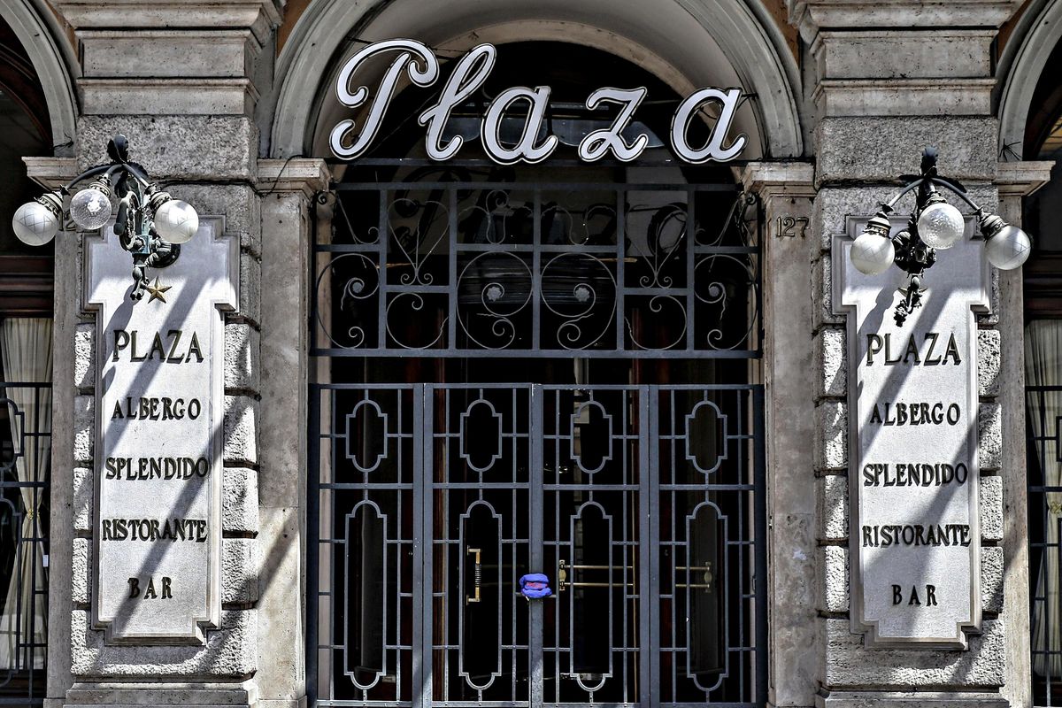 Fughe, scorte e patrimoni. La famiglia allargata di Conte porta solo guai