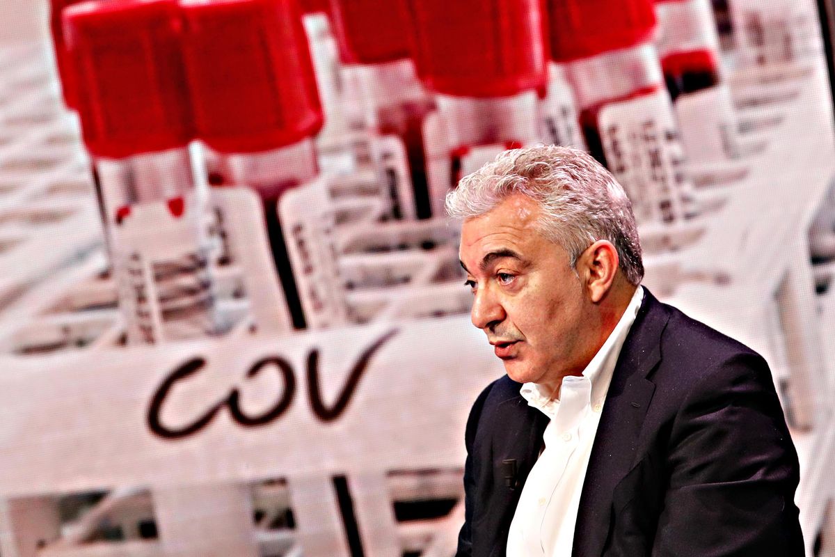 Sulle siringhe Arcuri non mostra le carte