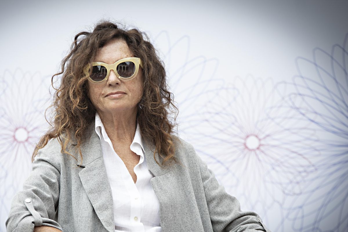 Il presepe «laico» da 38.000 euro con i vip nella grotta imbarazza la Rai