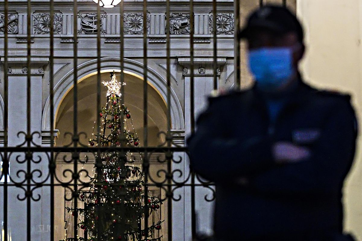 Ennesima giravolta del governo. Ora l’idea è sequestrare il Natale