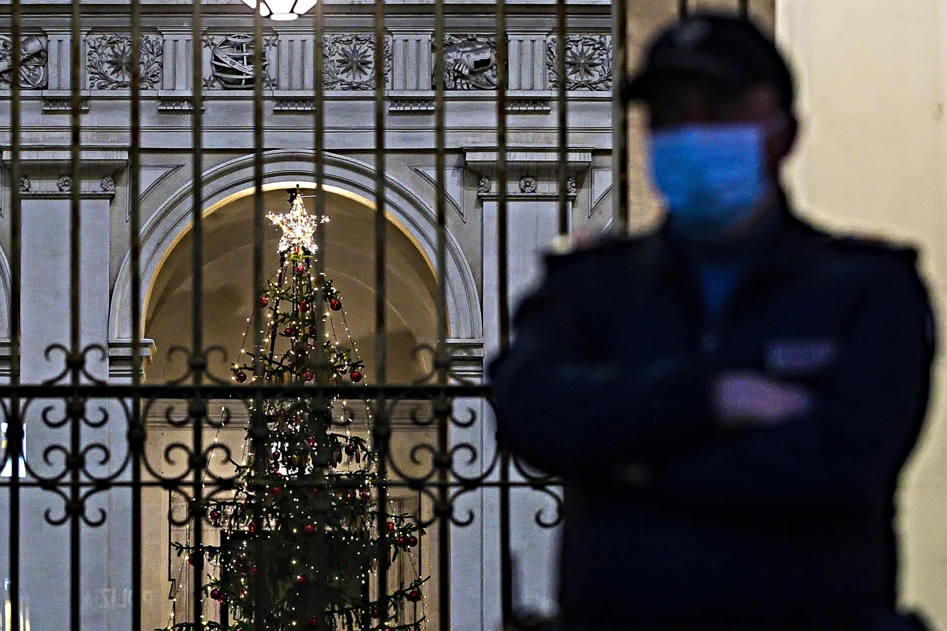 Ennesima giravolta del governo. Ora l’idea è sequestrare il Natale