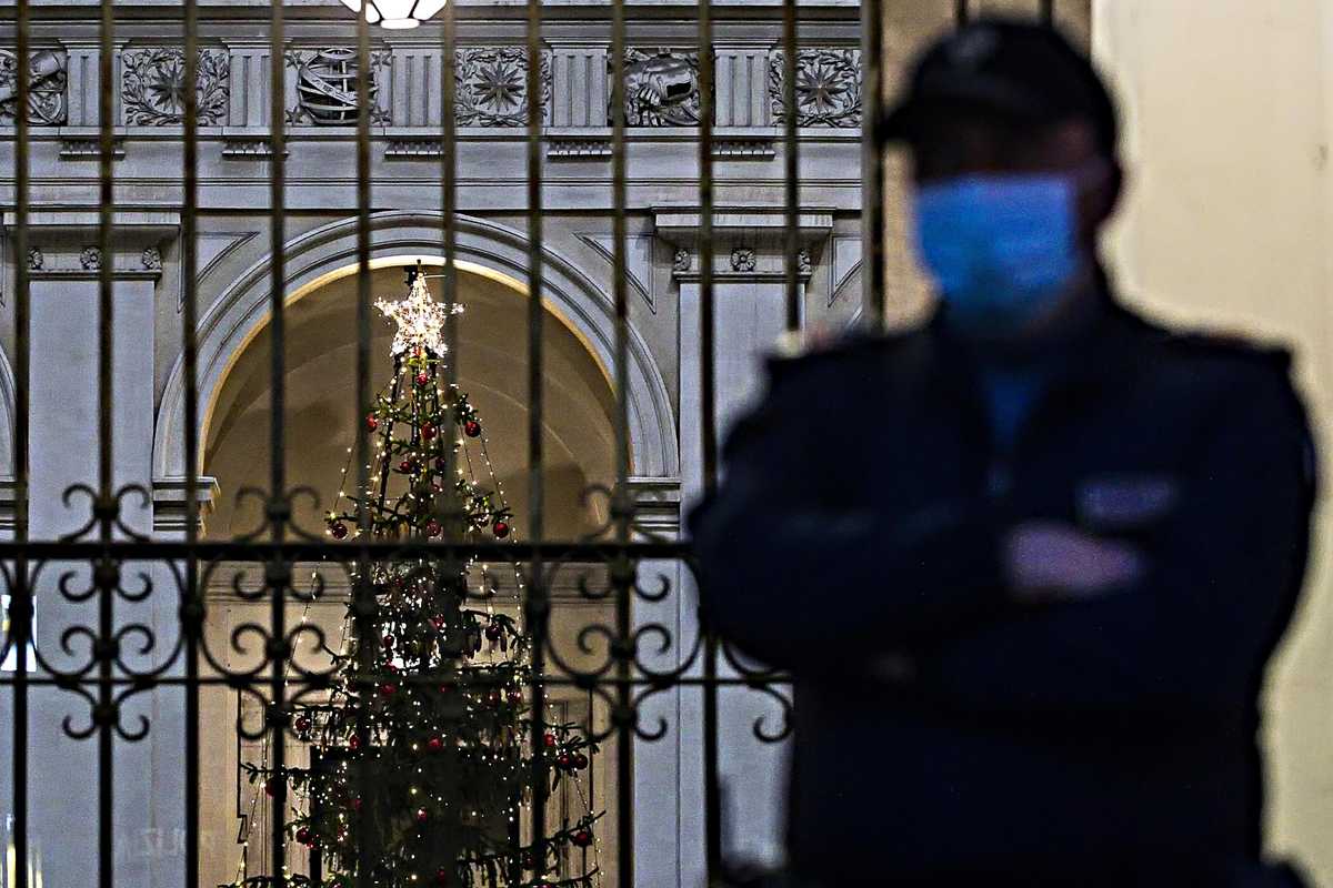 Ennesima giravolta del governo. Ora l’idea è sequestrare il Natale